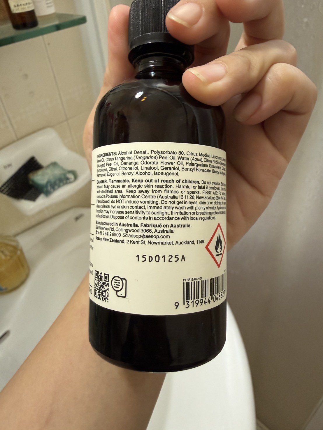 瓶身背標。INGREDIENTS 全成分、澳洲製造與 Aesop New Zealand 地址、批號 15D0125A、條碼 9319944048827。