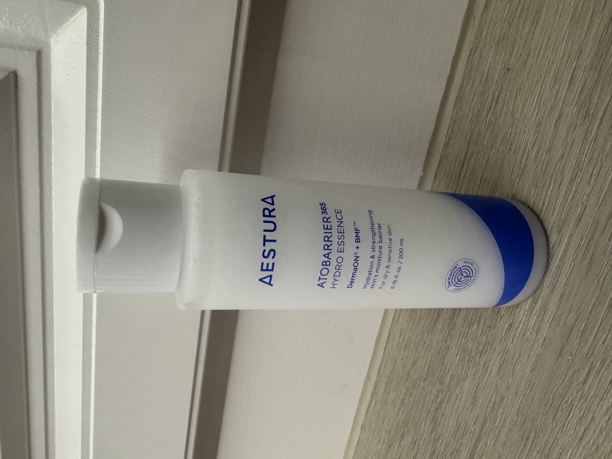 瓶身正面全貌。AESTURA／ATOBARRIER365 HYDRO ESSENCE／DermaON® + BMF™／6.76 fl. oz. / 200 mL。