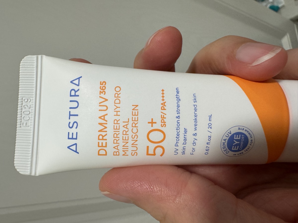 正面。SPF 50+/PA++++，0.67 fl.oz. / 20 mL。管口壓印 LOT FC029。