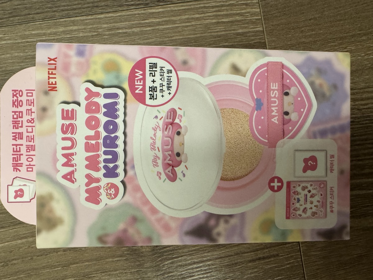 限定套組外盒正面。AMUSE × MY MELODY & KUROMI，Netflix 聯名，盒面標示「본품＋리필」。