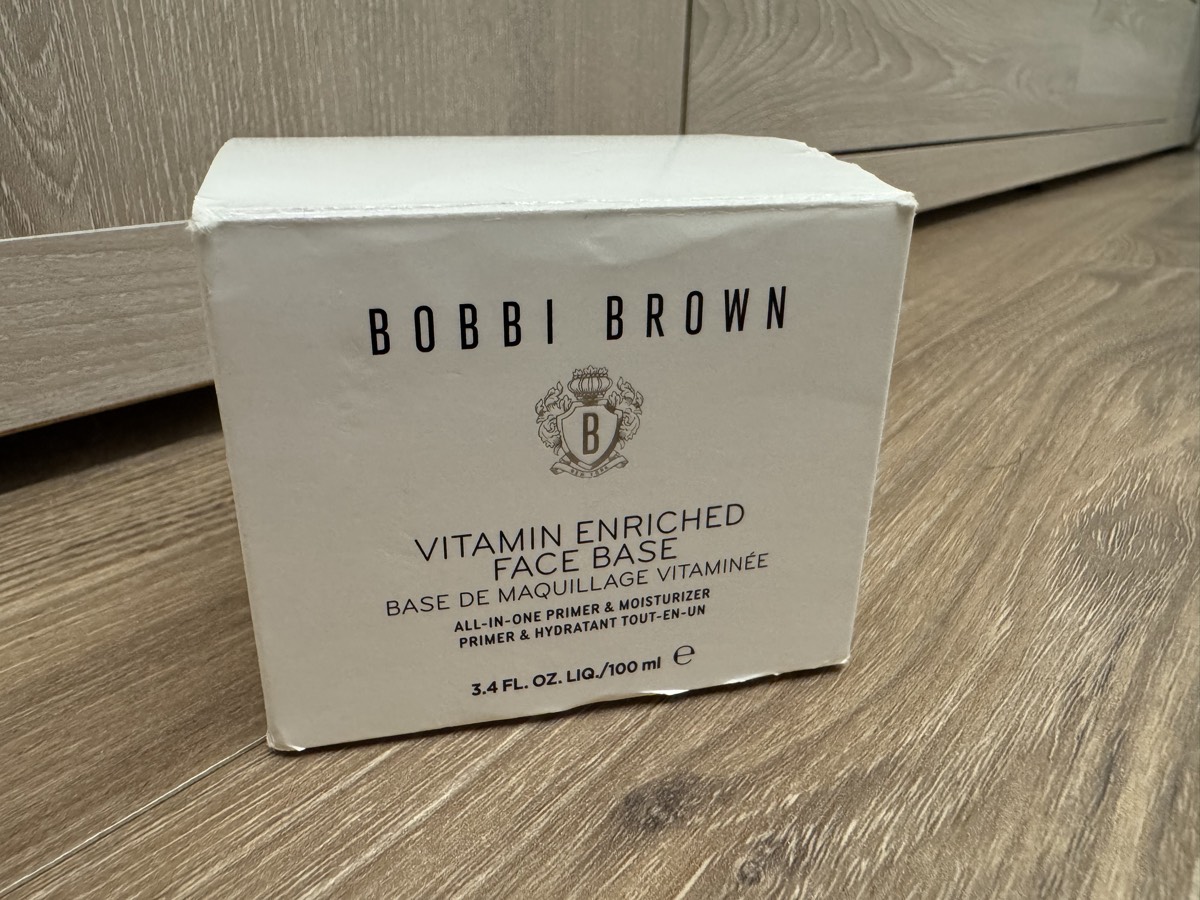 外盒正面。BOBBI BROWN VITAMIN ENRICHED FACE BASE，3.4 FL. OZ. LIQ/100 ml。