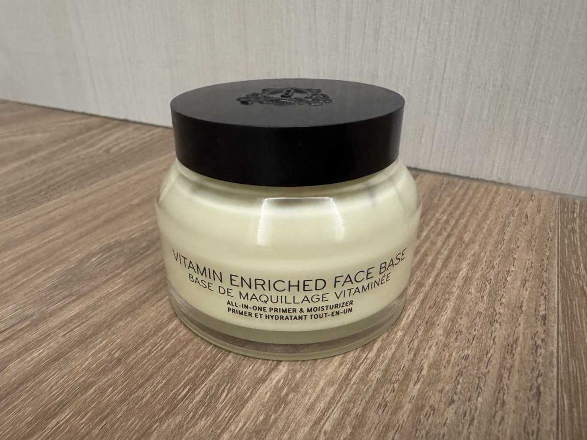 玻璃罐正面。VITAMIN ENRICHED FACE BASE，ALL-IN-ONE PRIMER & MOISTURIZER。