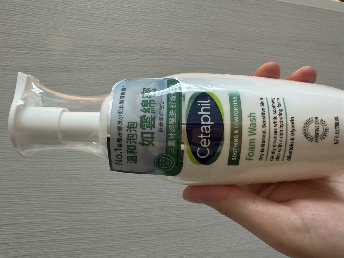 正面，200 mL（6.7 FL OZ）。外層仍為未拆的收縮膜。中文貼標「溫和泡泡 如雲綿密／舒新潔面泡泡」。