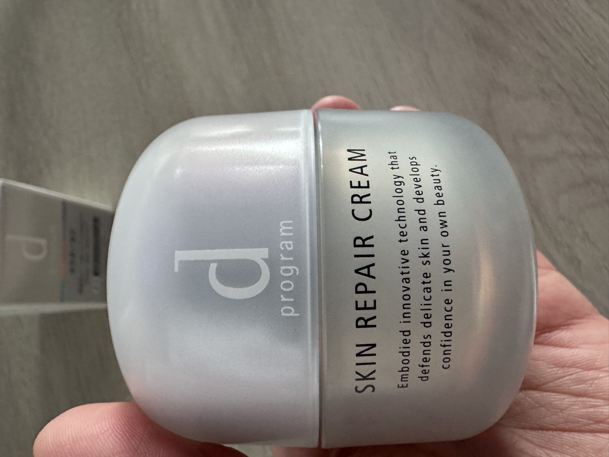 正面。d program SKIN REPAIR CREAM 45 g。