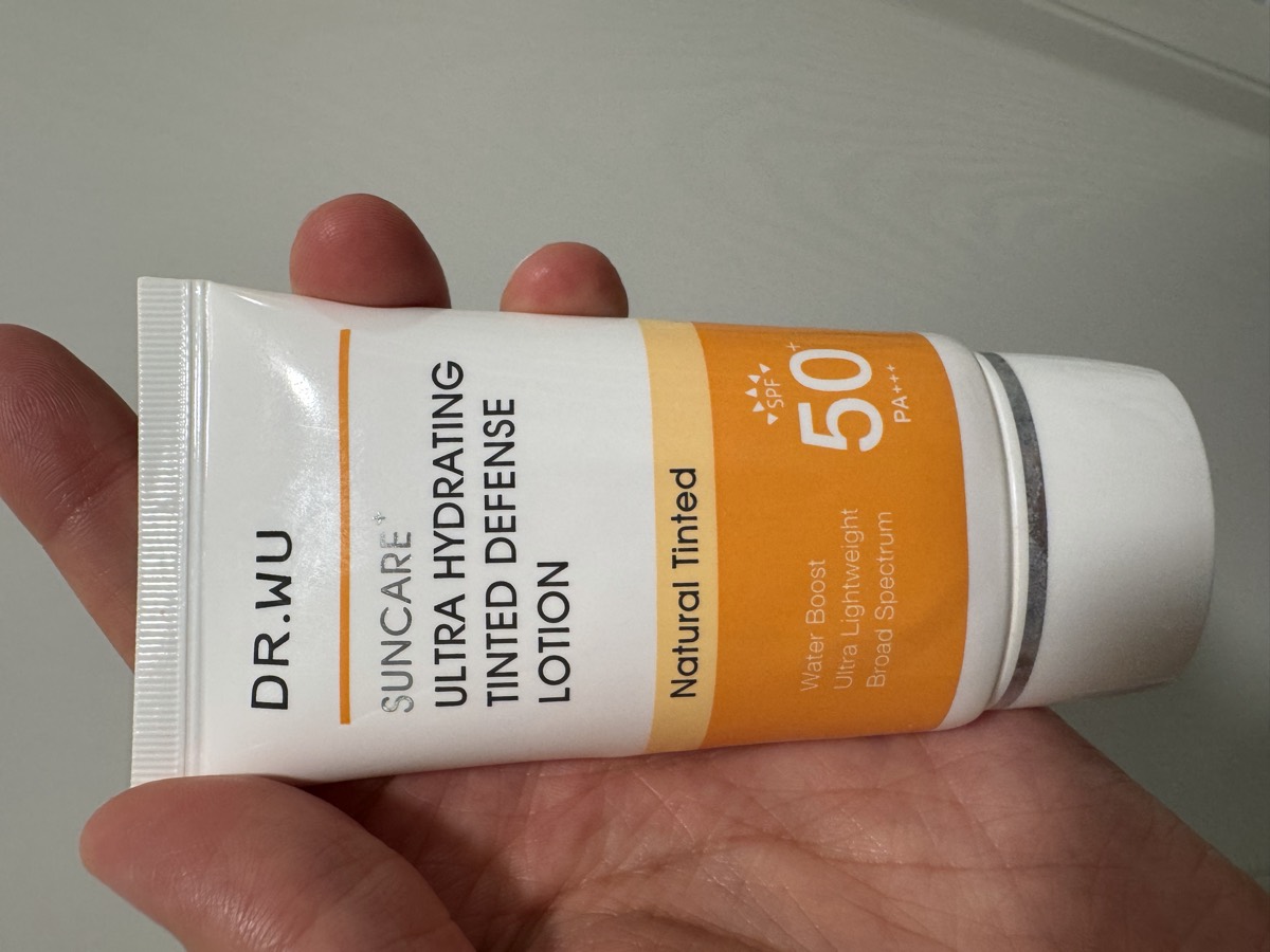 正面。SPF50+ PA+++，Natural Tinted。