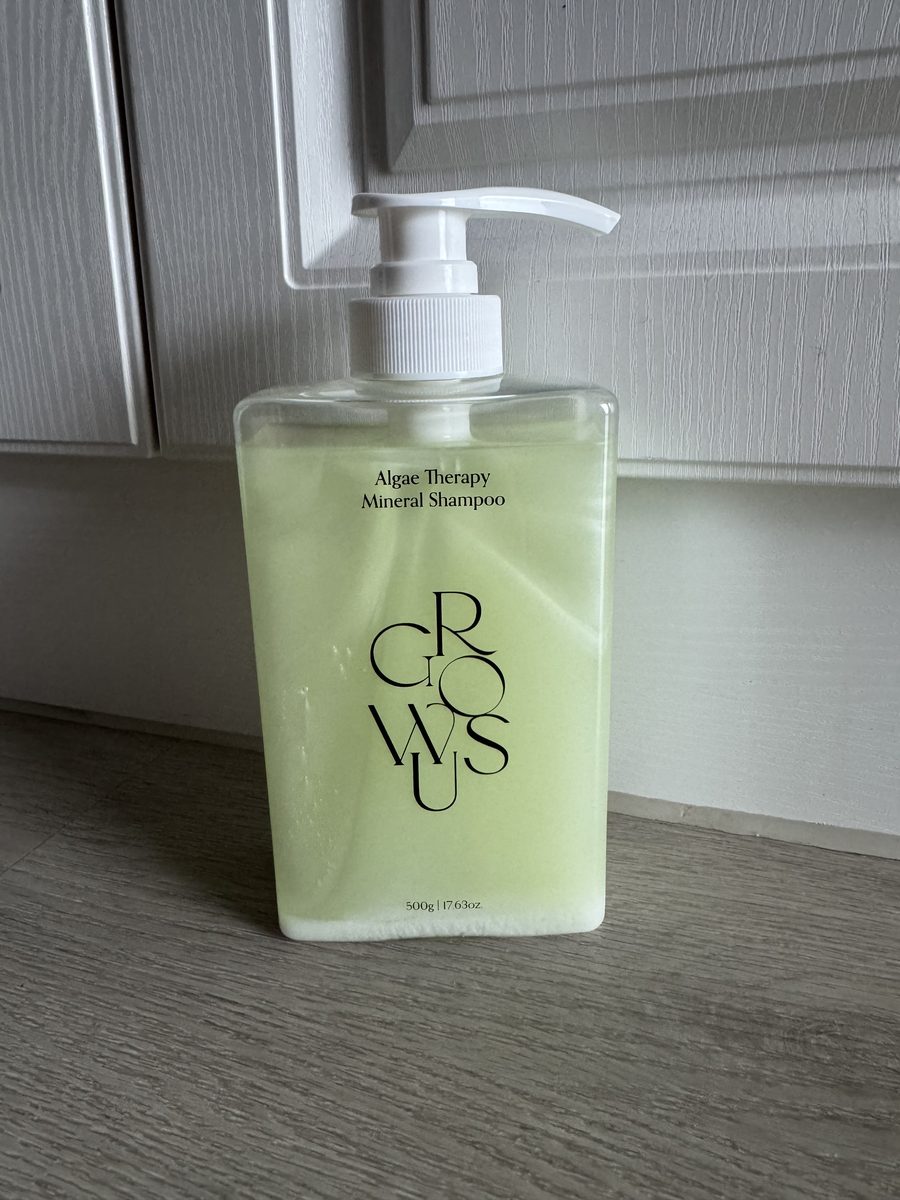 瓶身正面。Algae Therapy Mineral Shampoo，GROWUS 直式標誌，下方 500g | 17.63 oz.。