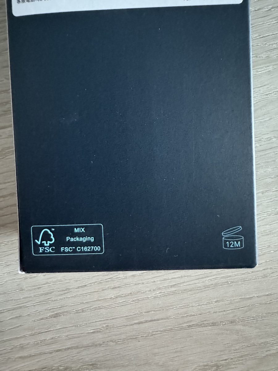 外盒背面左下與右下特寫。FSC MIX Packaging FSC™ C162700 與開蓋圖示 12M。