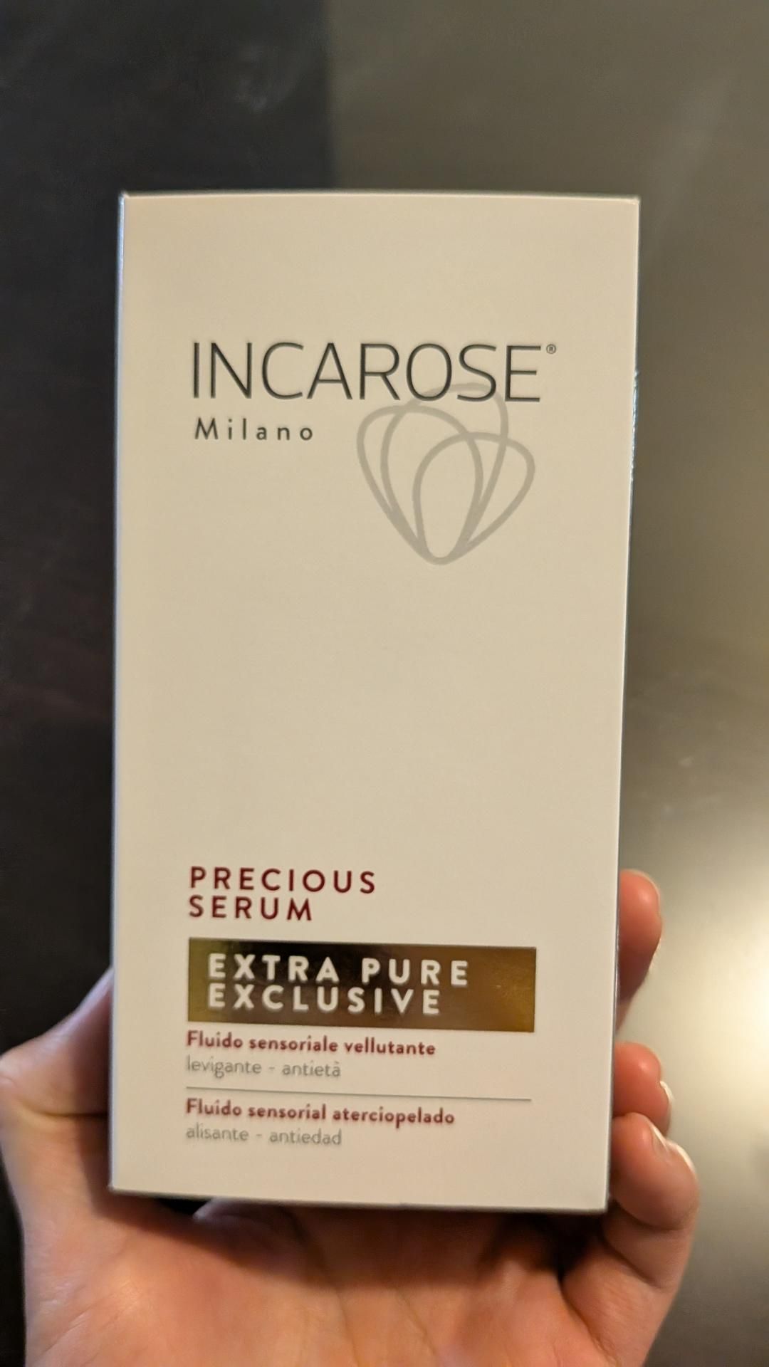 外盒正面。INCAROSE／Milano、PRECIOUS SERUM、EXTRA PURE EXCLUSIVE 金色色塊，下方是義大利文 Fluido sensoriale vellutante（levigante · antietà）與西班牙文 Fluido sensorial aterciopelado（alisante · antiedad）。