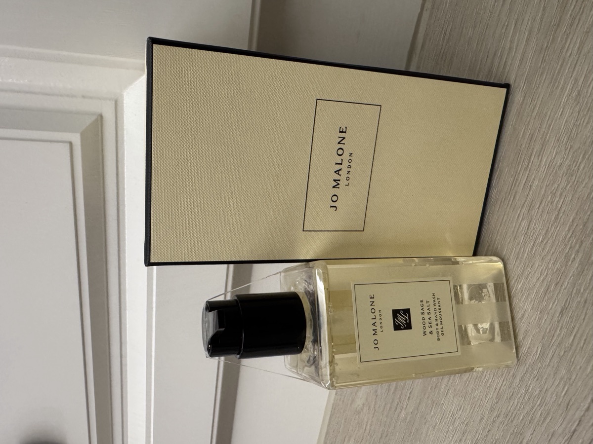 瓶身與外盒正面。方形透明瓶配黑色壓頭，米黃色 JO MALONE LONDON 紙盒。