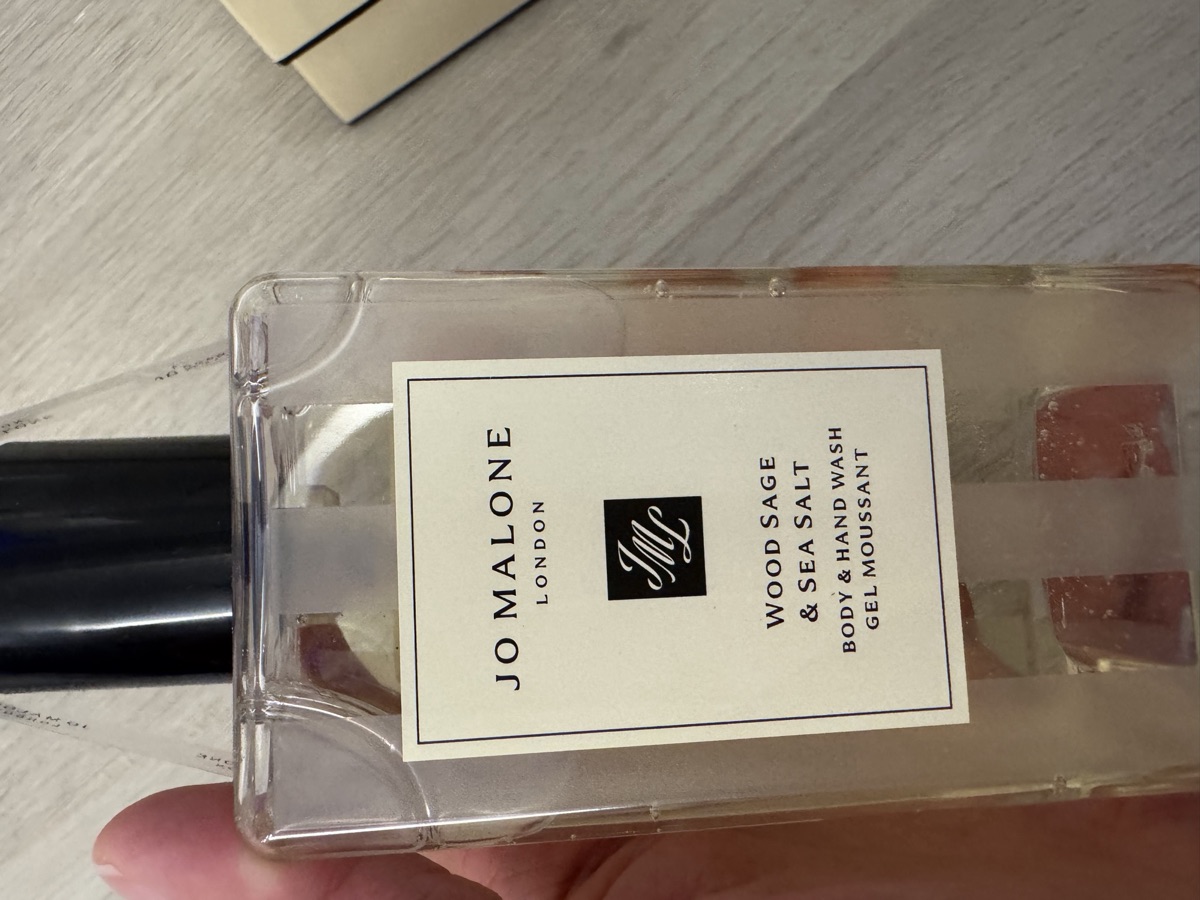 瓶身正標特寫。JO MALONE LONDON／JML 方標／Wood Sage & Sea Salt／BODY & HAND WASH／GEL MOUSSANT。