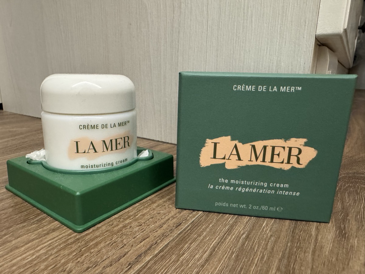玻璃罐與外盒正面。CRÈME DE LA MER，the moisturizing cream，2 oz./60 ml。