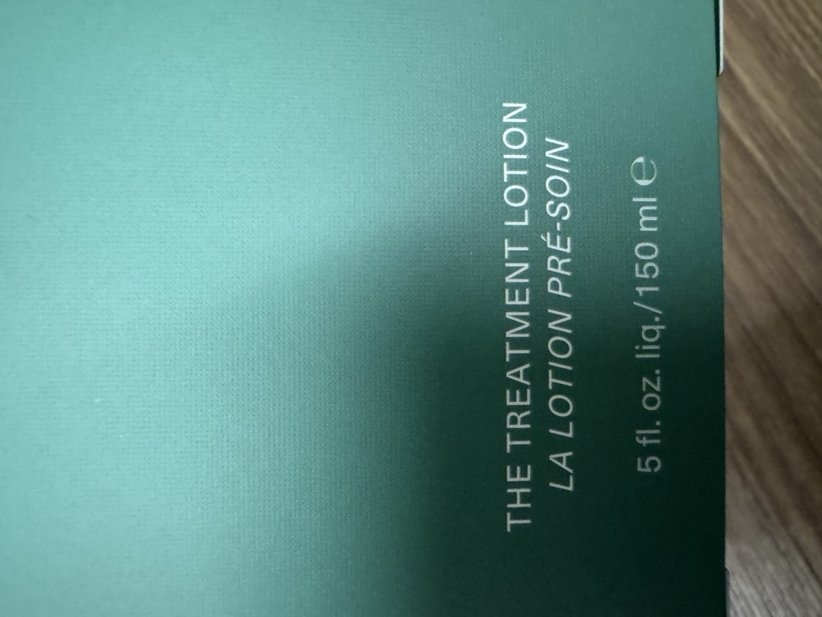 外盒正面。THE TREATMENT LOTION／LA LOTION PRÉ-SOIN，5 fl. oz. liq./150 ml。