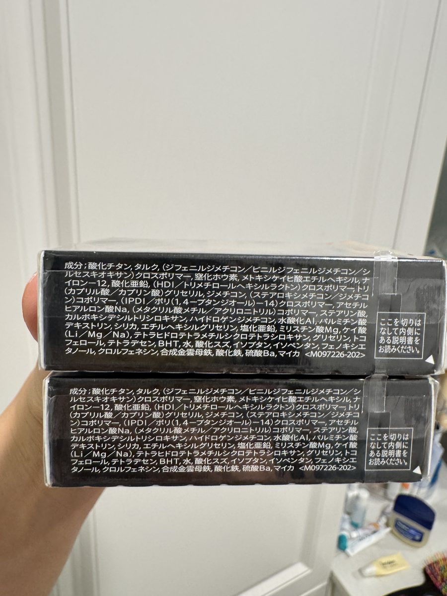 外盒日文成分面。成分欄從「酸化チタン, タルク…」到「マイカ」，末尾標示 <M097226-202>。