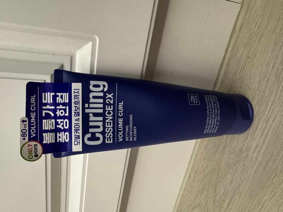 管身正面全貌。Curling ESSENCE 2X／VOLUME CURL，頂端貼 ONLY 올리브영 +80ml 貼紙。