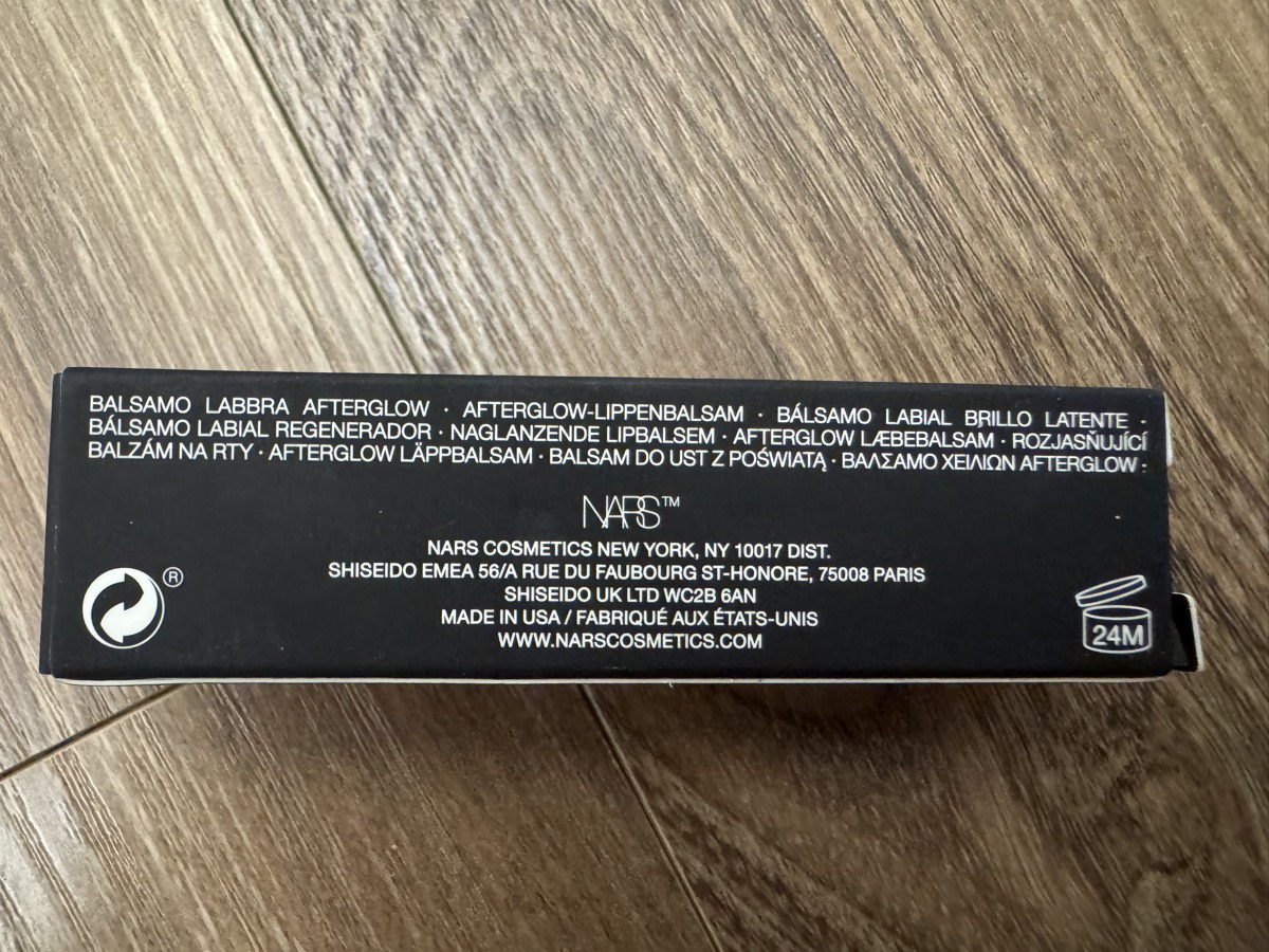 外盒背面多語品名、NARS COSMETICS／SHISEIDO EMEA 經銷資訊、MADE IN USA、24M 開蓋圖示。