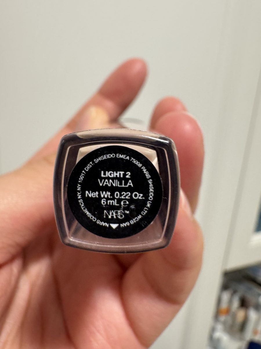 底部標示。LIGHT 2 VANILLA，Net Wt. 0.22 Oz. 6 mL，NARS COSMETICS／SHISEIDO EMEA。