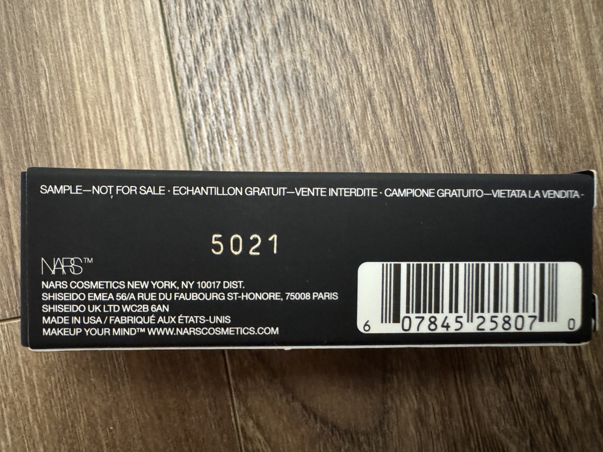 試用裝外盒背面：SAMPLE—NOT FOR SALE、品號 5021、條碼、NARS COSMETICS／SHISEIDO EMEA 經銷資訊、MADE IN USA。