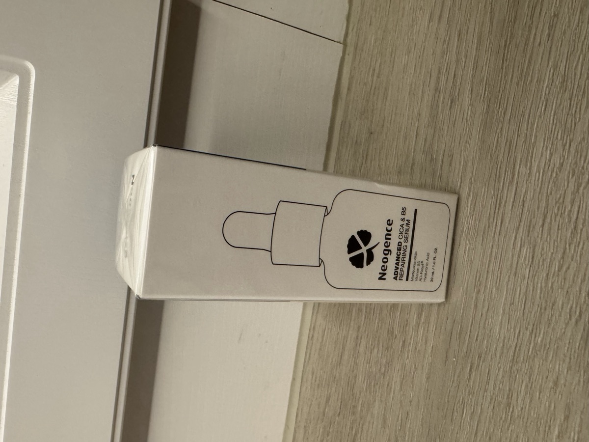 外盒另一面。滴管瓶線稿與 Neogence／ADVANCED CICA & B5 REPAIRING SERUM。