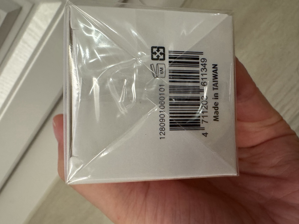 外盒底部。貨號 1280901060101、開蓋圖示 6M、條碼 4711203611349、Made in TAIWAN。