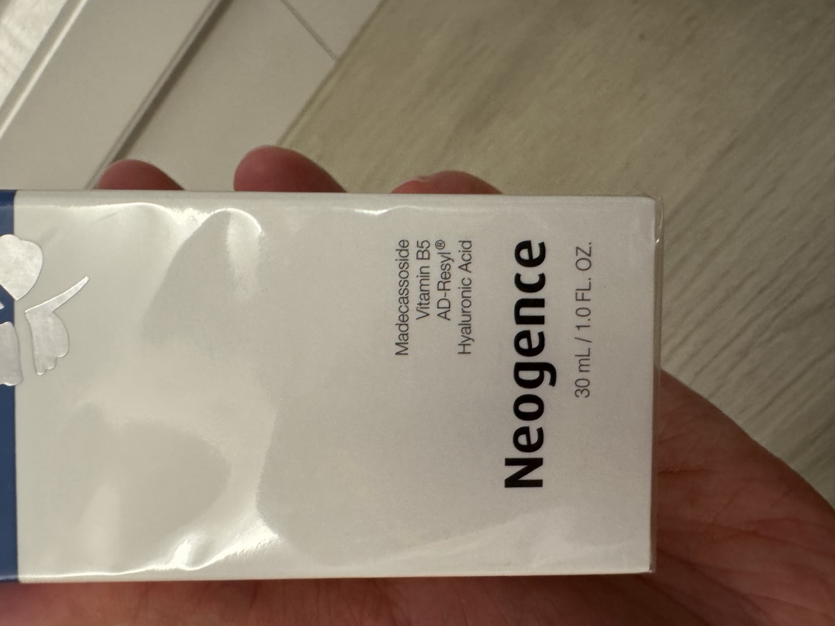 外盒正面下段。Madecassoside／Vitamin B5／AD-Resyl®／Hyaluronic Acid 與 30 mL / 1.0 FL. OZ.。