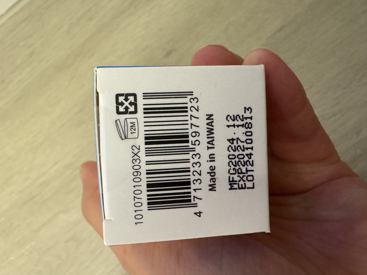 外盒底部。貨號 10107010903X2、開蓋圖示 12M、條碼 4713233597723、Made in TAIWAN、MFG2024.12／EXP2027.12／LOT24100813。