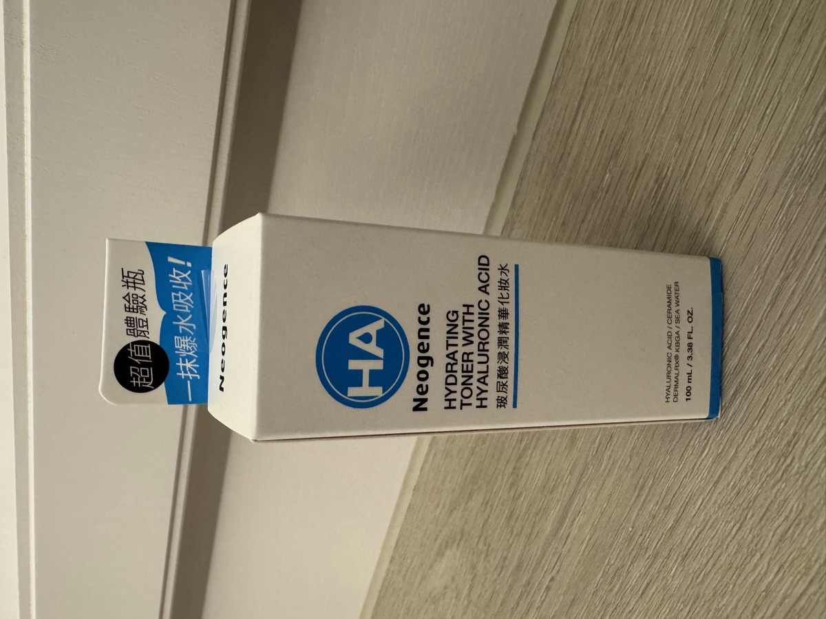 外盒正面。HA 藍色圓標、Neogence、HYDRATING TONER WITH HYALURONIC ACID／玻尿酸浸潤精華化妝水，頂端夾著「超值體驗瓶」標示卡。