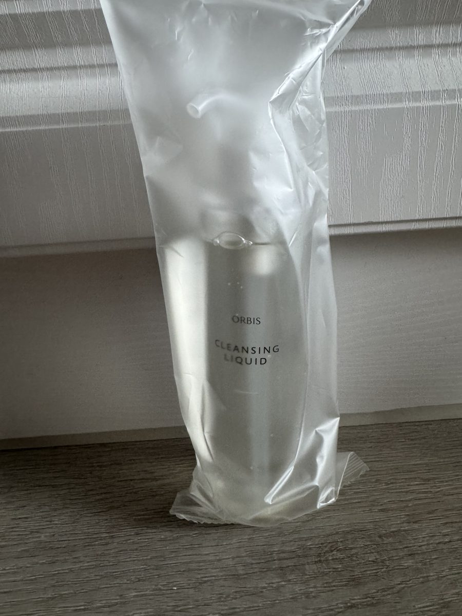 瓶身正面，未拆封（仍在原廠塑膠袋內）。霧面瓶身印 ORBIS / CLEANSING LIQUID。