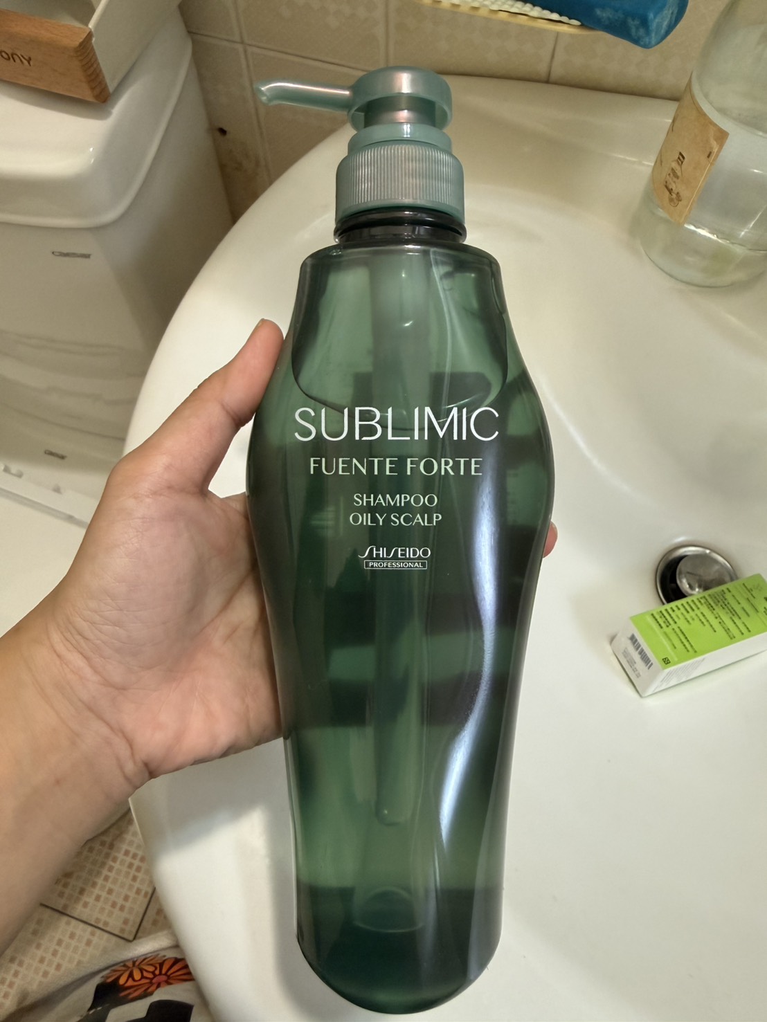 瓶身正面。墨綠壓頭瓶，SUBLIMIC／FUENTE FORTE／SHAMPOO OILY SCALP／SHISEIDO PROFESSIONAL。