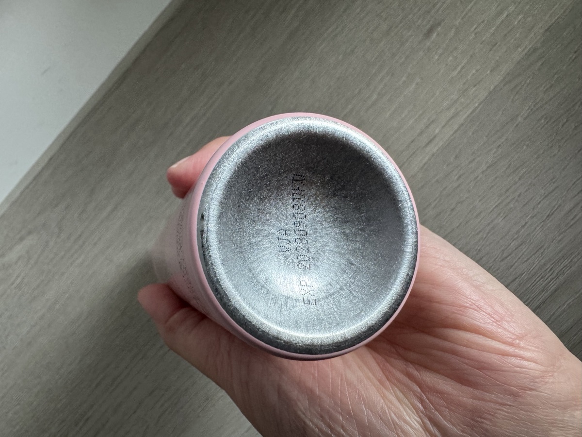 瓶底壓印效期。