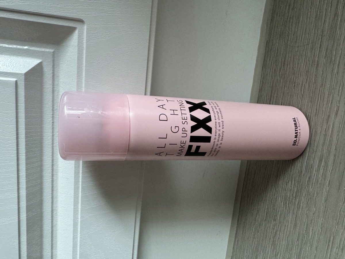 正面。ALL DAY TIGHT FIXX，120 mL。