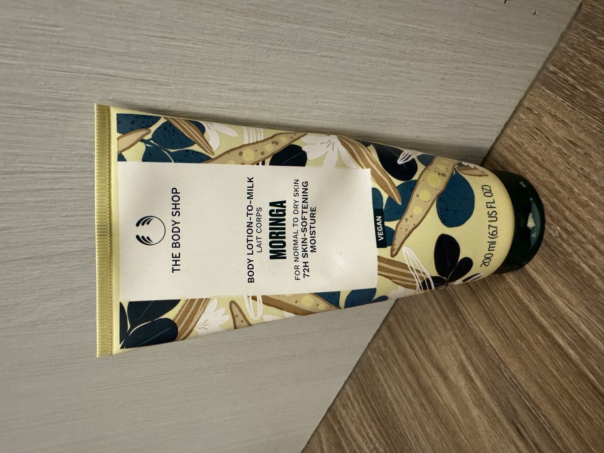 管身正面。THE BODY SHOP，BODY LOTION-TO-MILK MORINGA，200 ml。