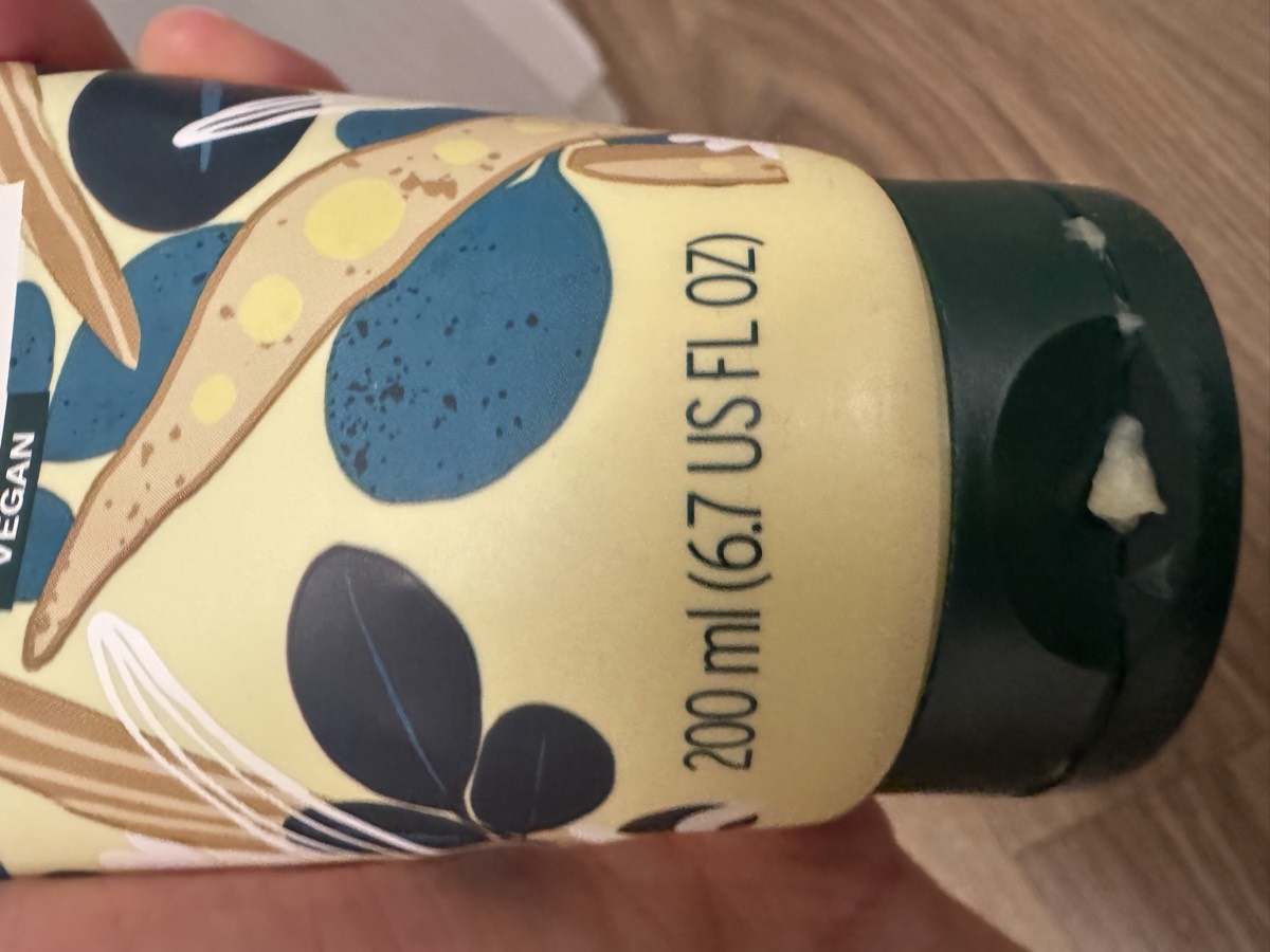 管身容量標示 200 ml (6.7 US FL OZ) 與 VEGAN 標記。