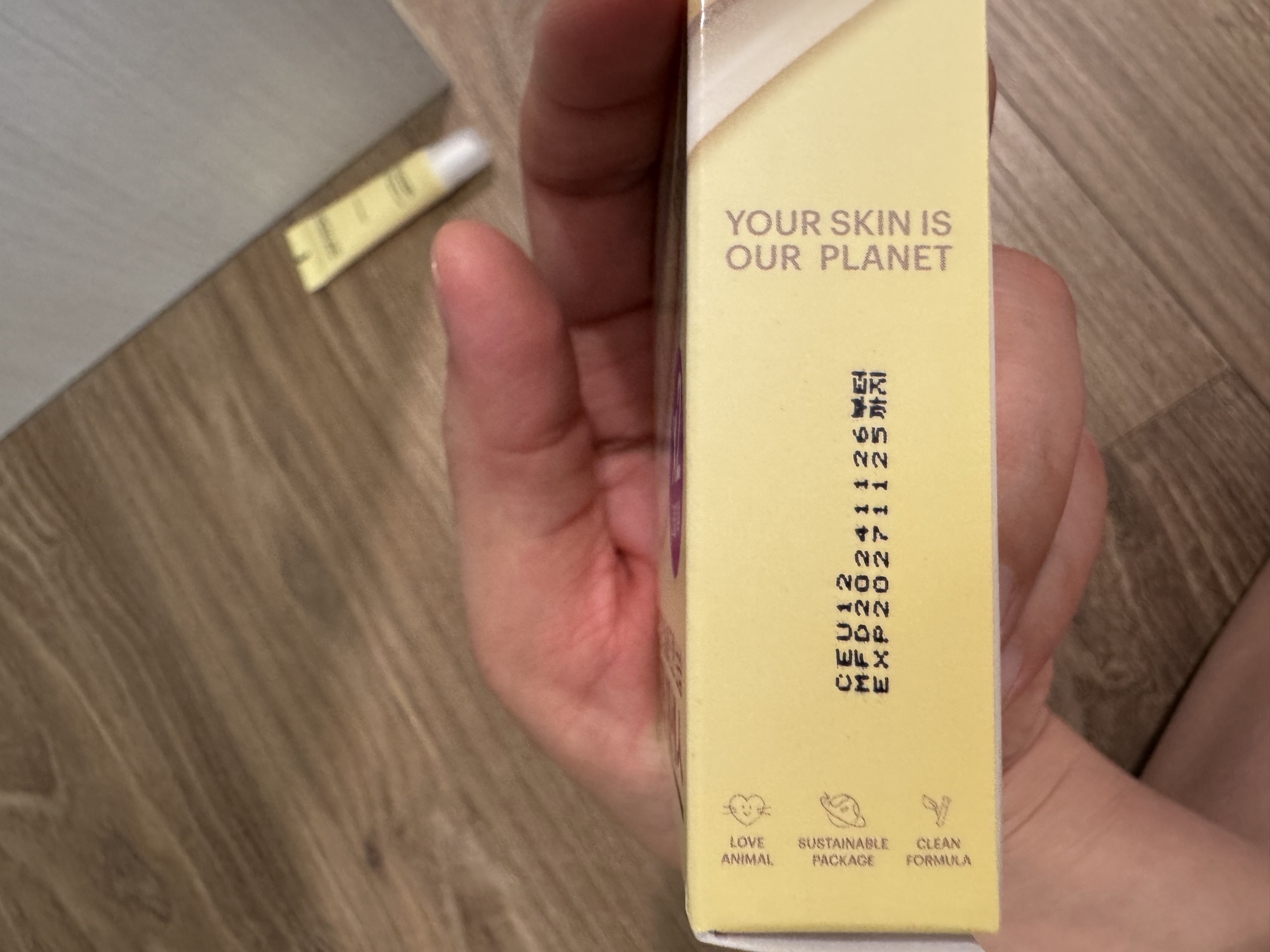 外盒側面噴印：CEU12／MFD 20241126 부터／EXP 20271125 까지。