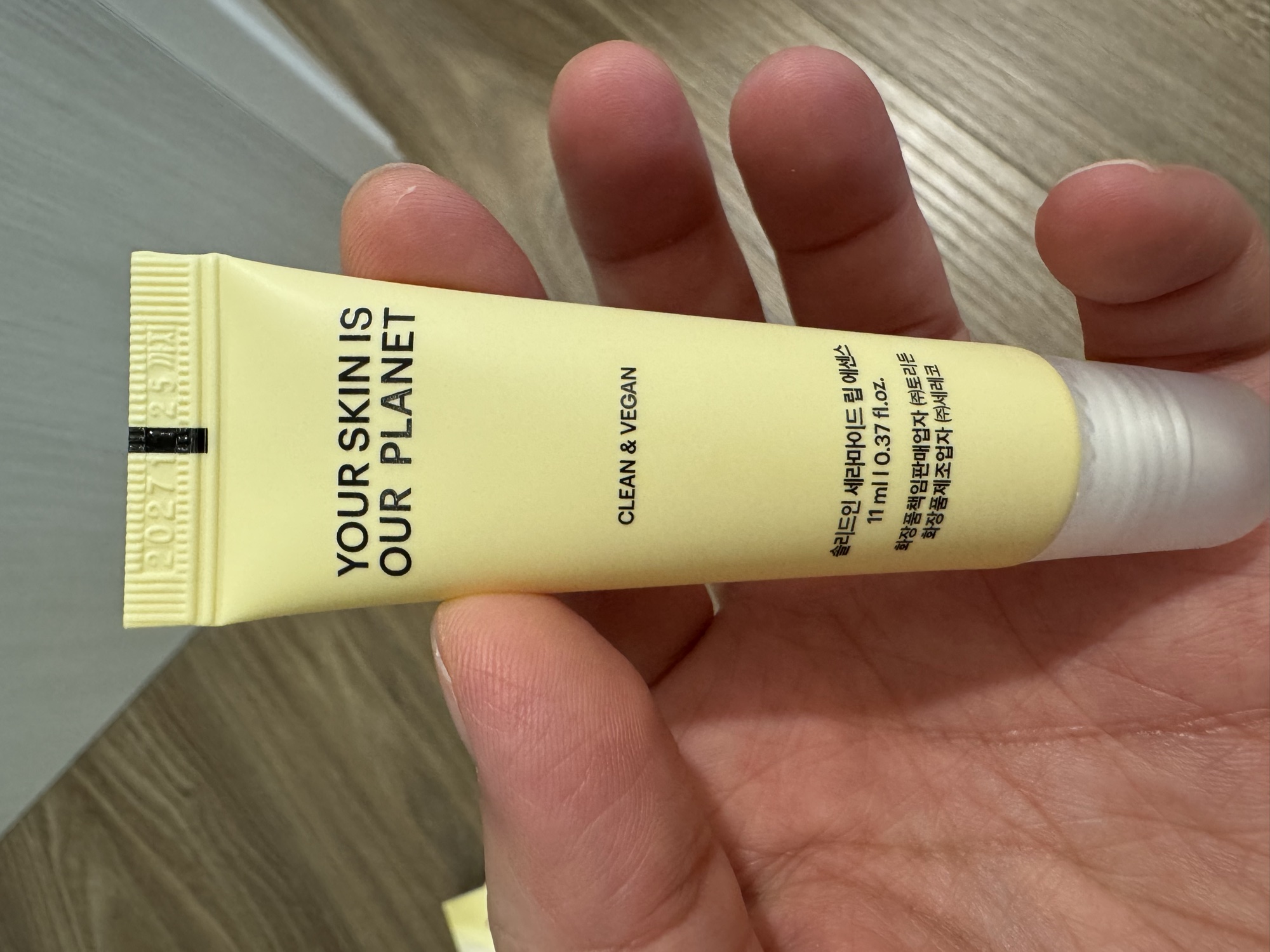 管身背面：YOUR SKIN IS OUR PLANET、CLEAN & VEGAN、품명與 11 ml，封口壓紋可見到期日。