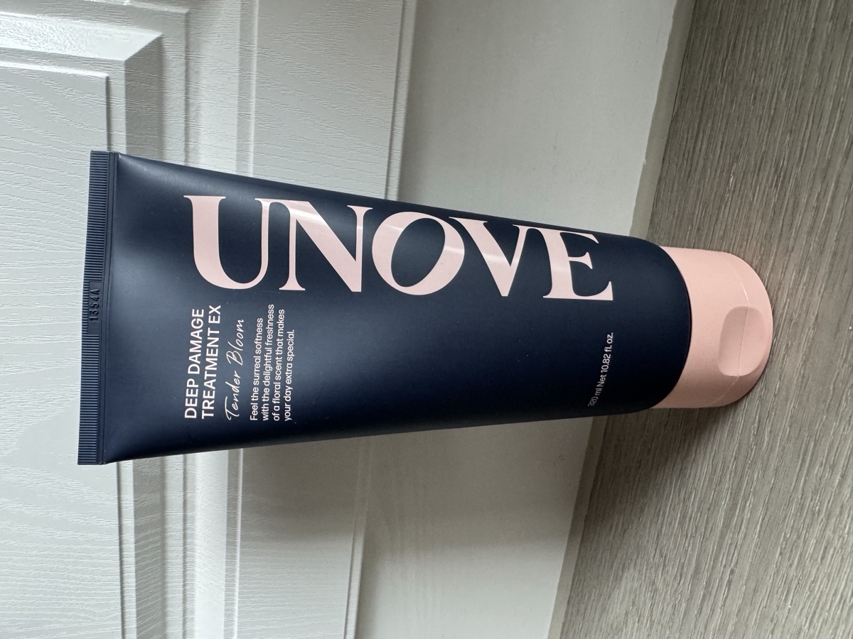 正面。UNOVE DEEP DAMAGE TREATMENT EX，320 mL。
