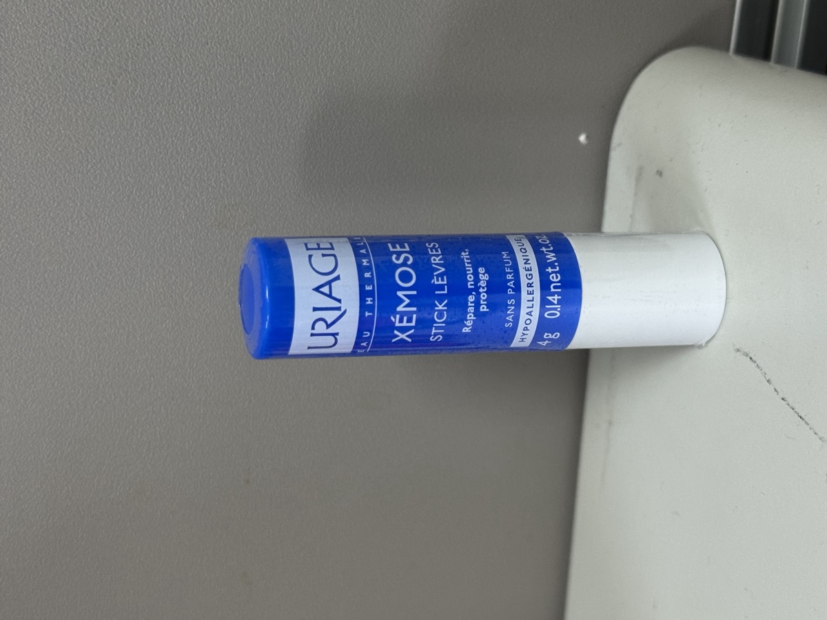 正面。XÉMOSE STICK LÈVRES，4 g，標示 SANS PARFUM（無香料）與 HYPOALLERGÉNIQUE。立於檯面拍攝，不是手持。