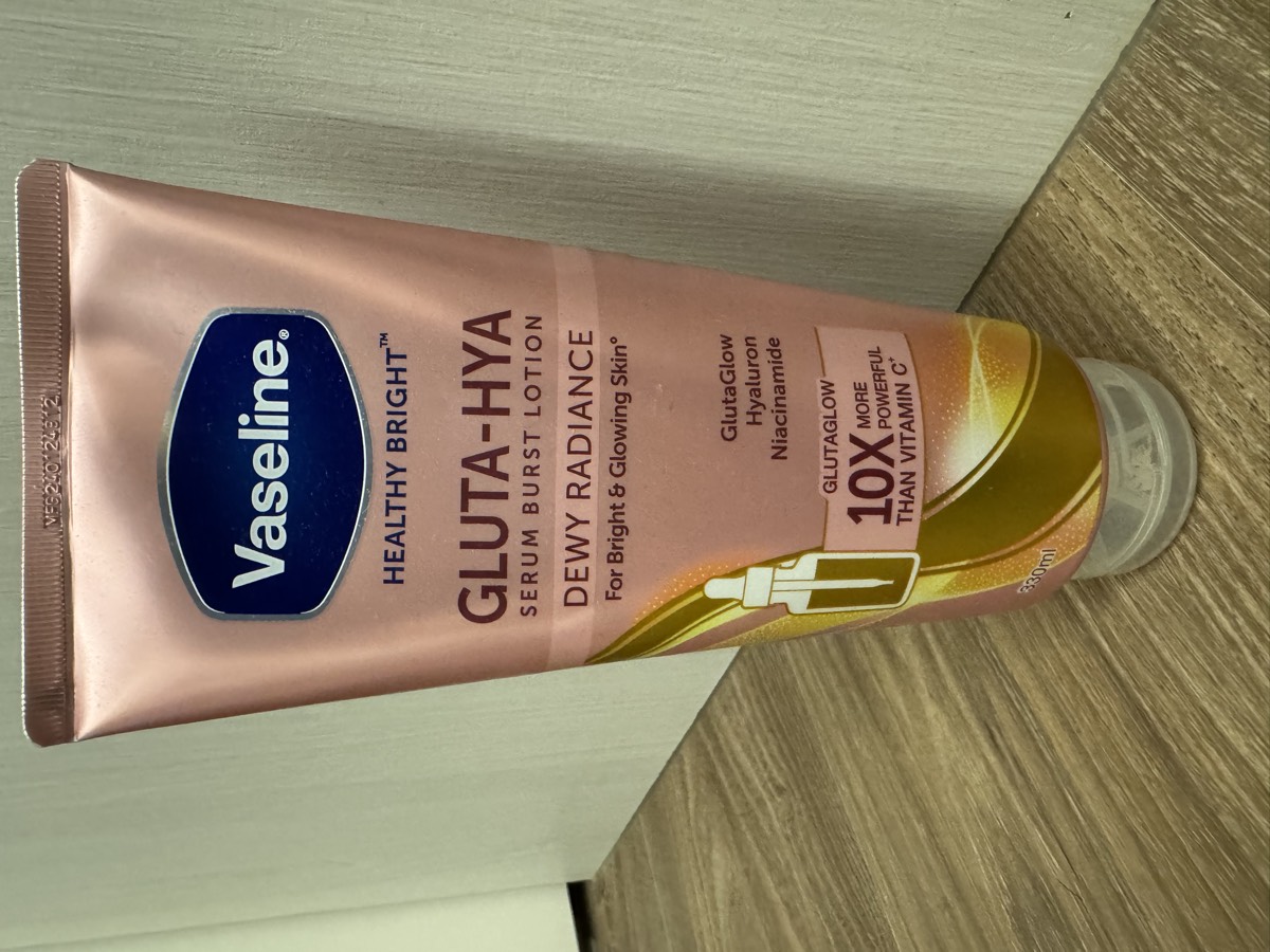 管身正面。Vaseline HEALTHY BRIGHT GLUTA-HYA SERUM BURST LOTION，DEWY RADIANCE。