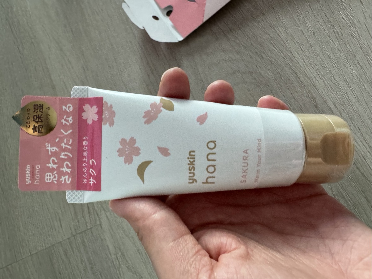 正面。yuskin hana SAKURA 50 g。