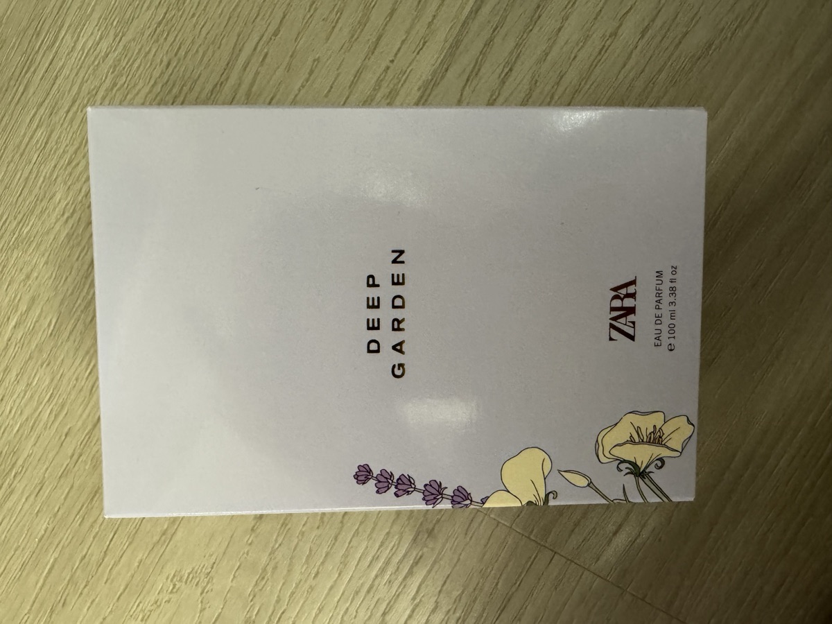 外盒正面。DEEP GARDEN／ZARA／EAU DE PARFUM／e 100 ml 3.38 fl oz，左緣印薰衣草與花卉插畫。