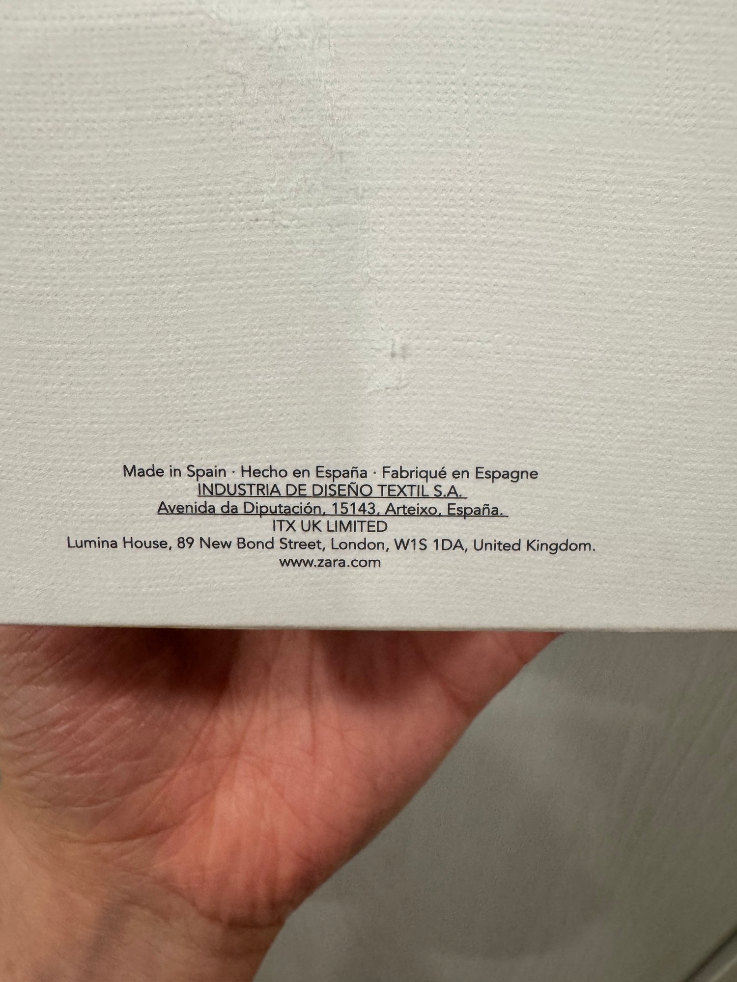 外盒製造商欄。Made in Spain／INDUSTRIA DE DISEÑO TEXTIL S.A.／ITX UK LIMITED／www.zara.com。